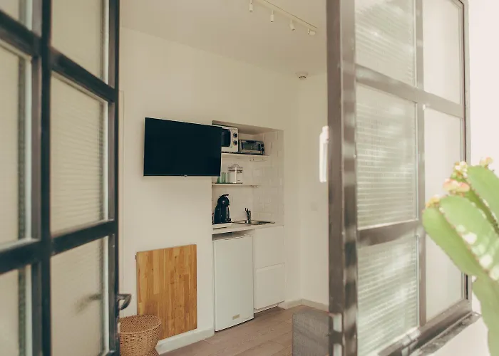 Naos Apartments - Beachside & Downtown Stay