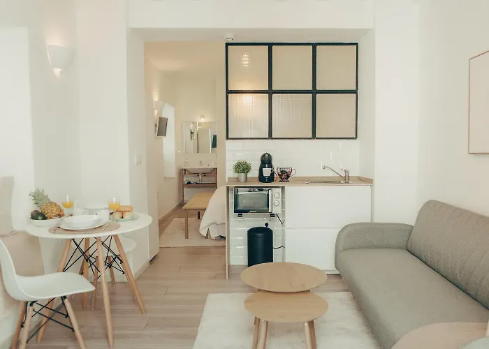 Naos Apartments - Beachside & Downtown Stay